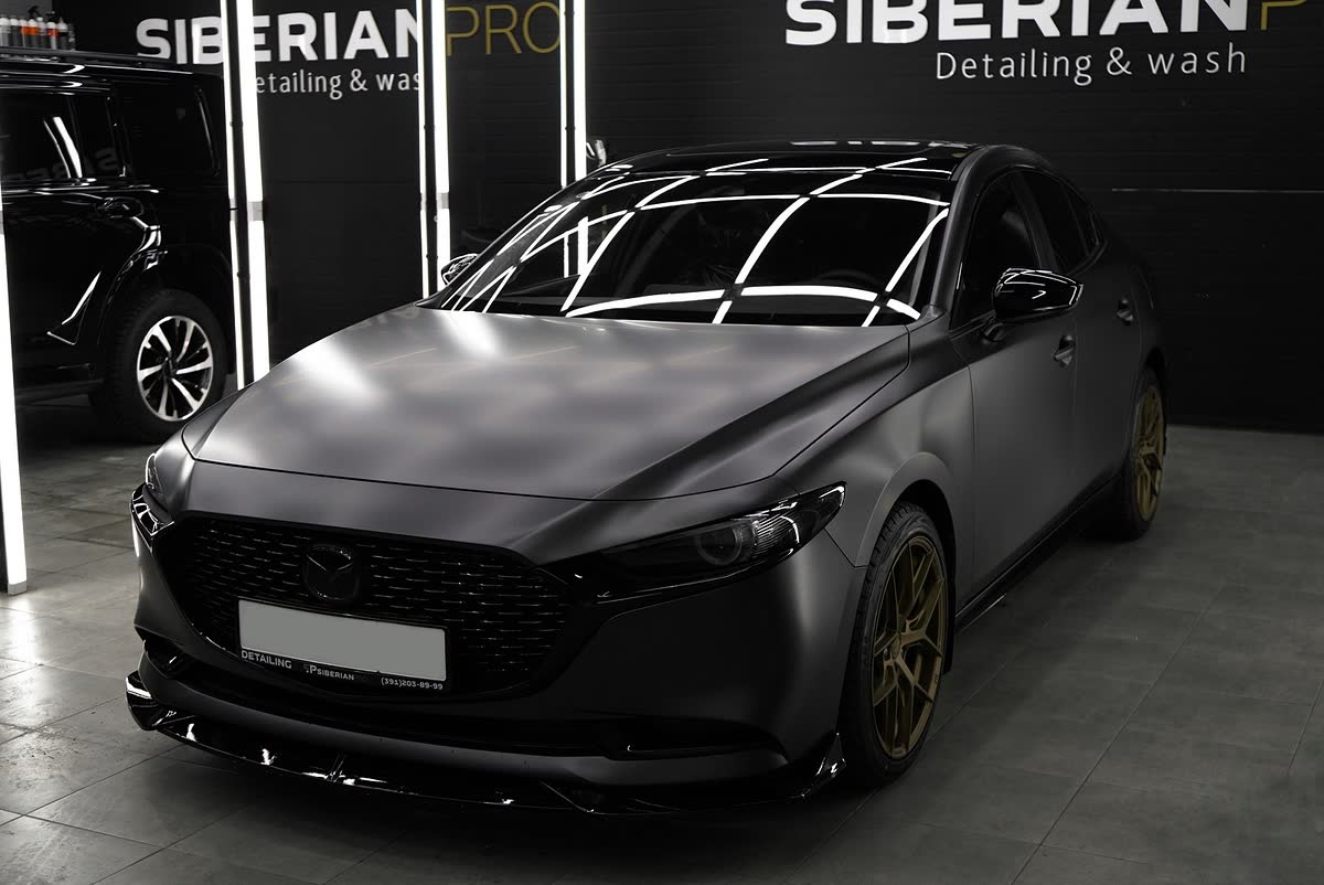 Матовая Mazda 3 перед логотипом студии