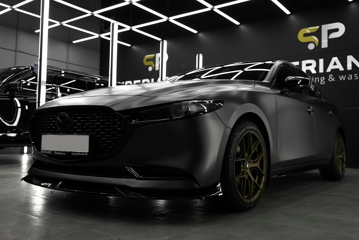 Mazda 3 в матовой плёнке спереди