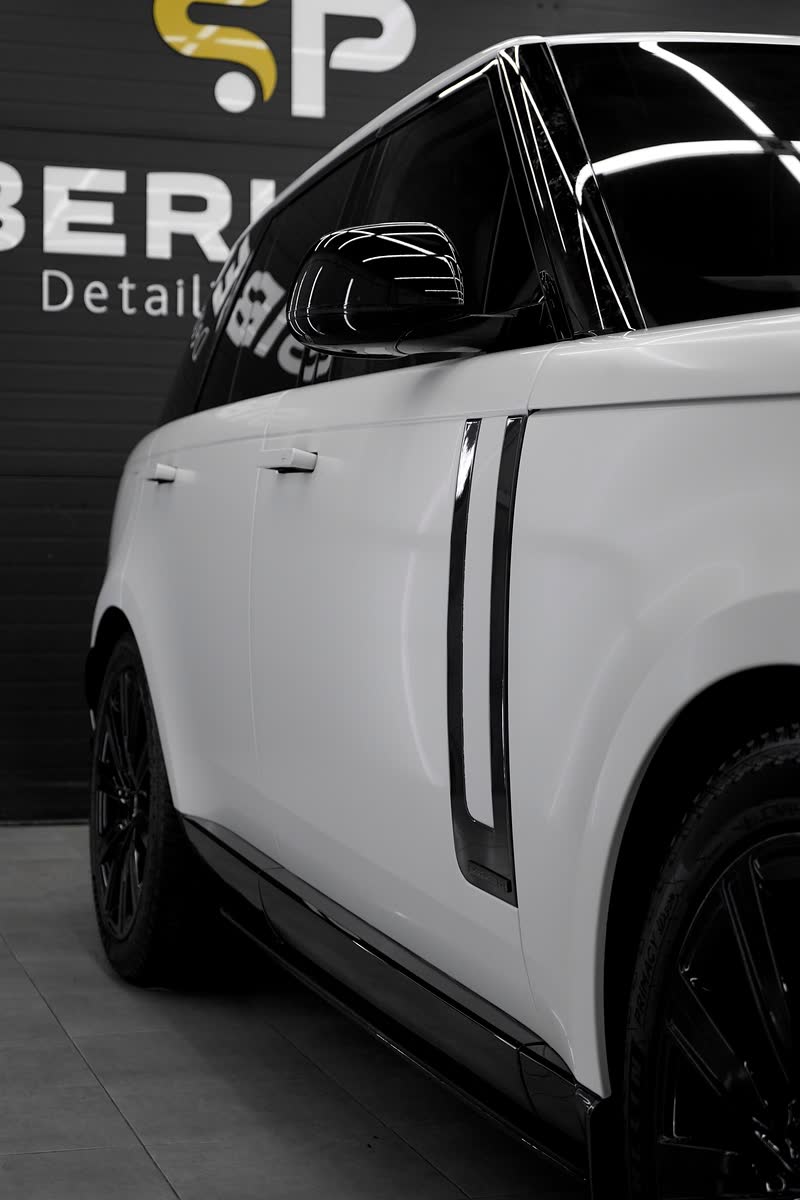 Бок белого Range Rover