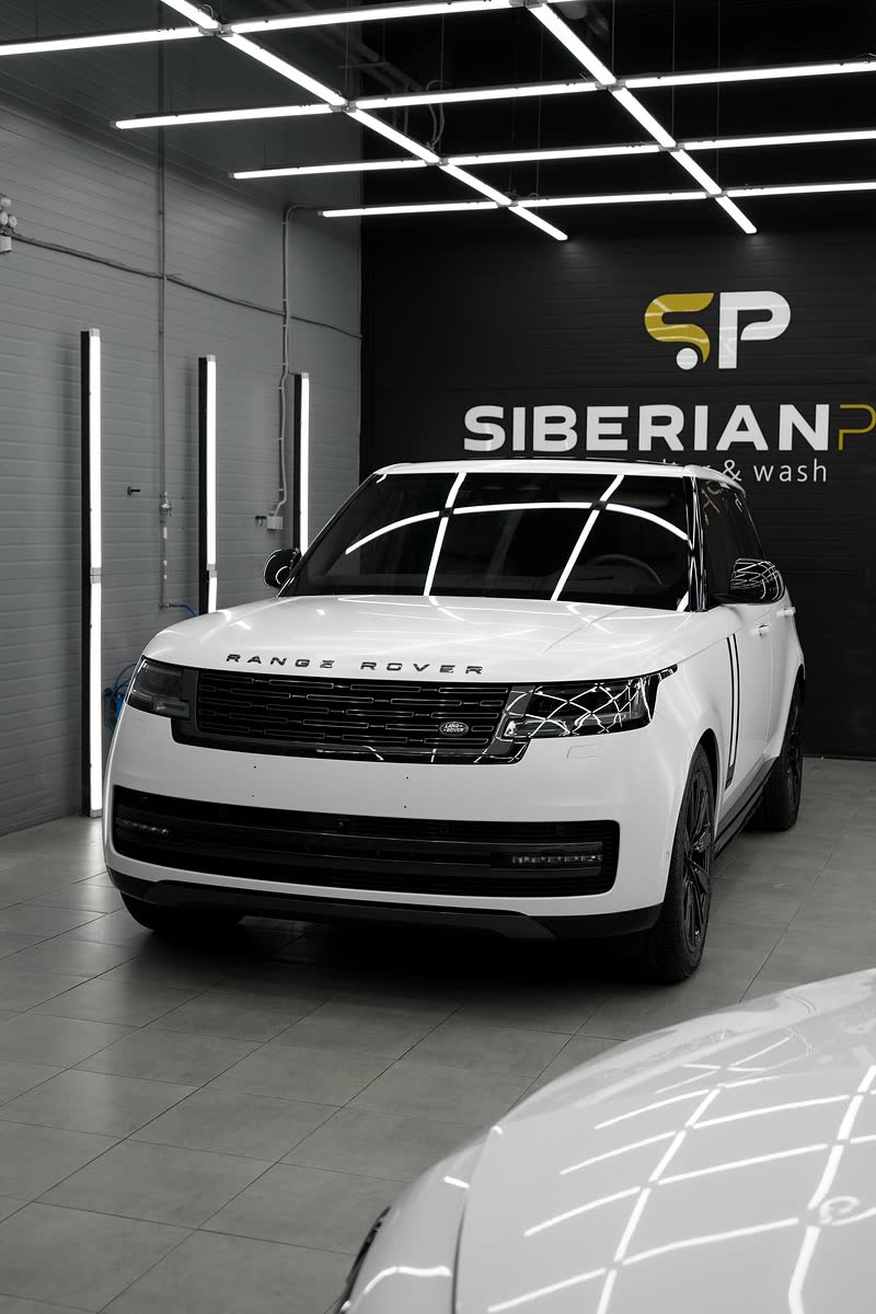 Range Rover в боксе под линейным светом
