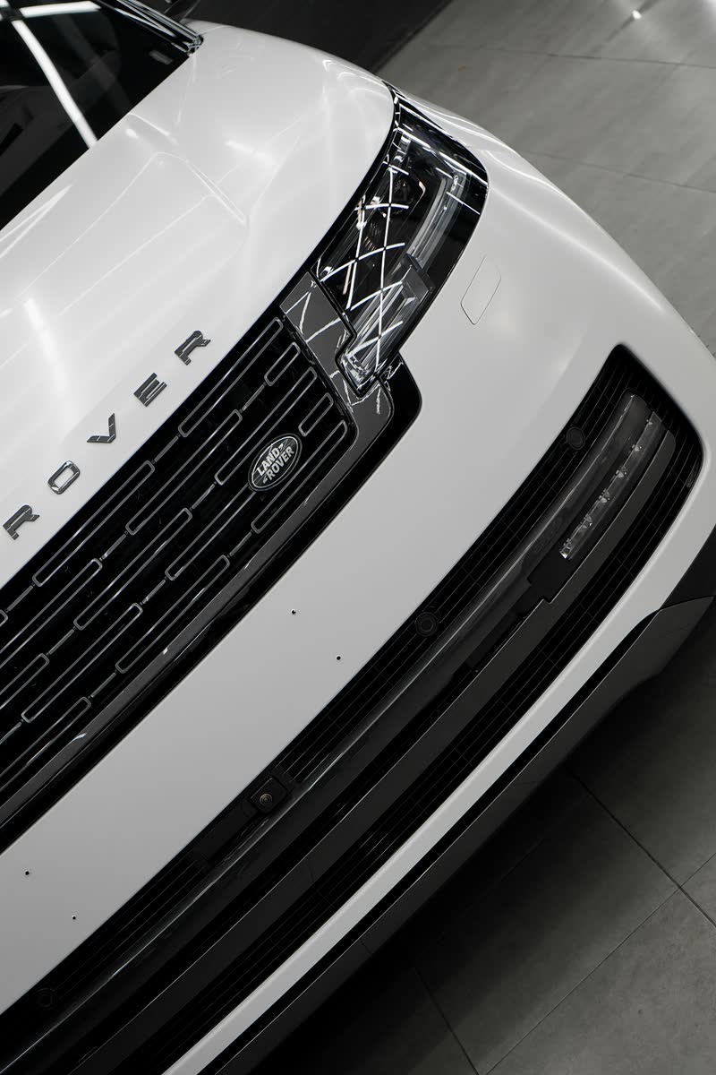 Передок Range Rover в отражениях ламп