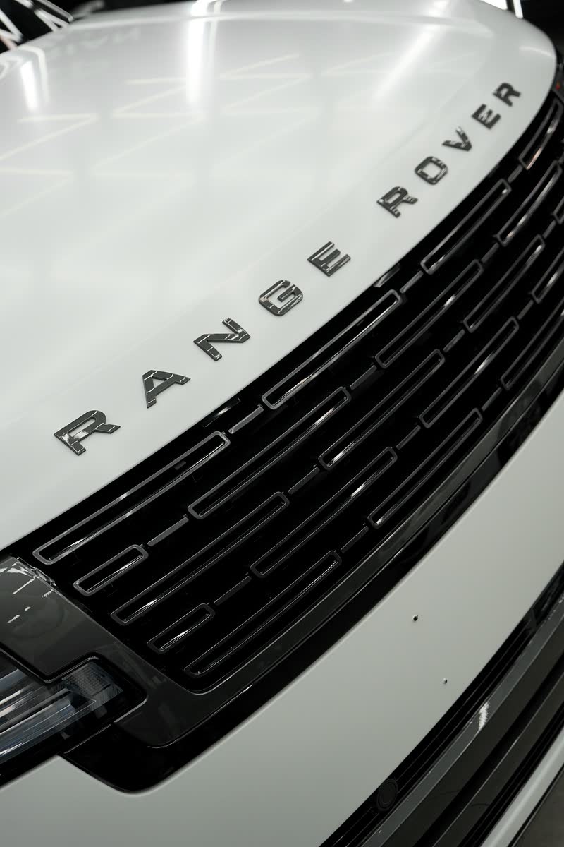 Решётка и надпись Range Rover на капоте
