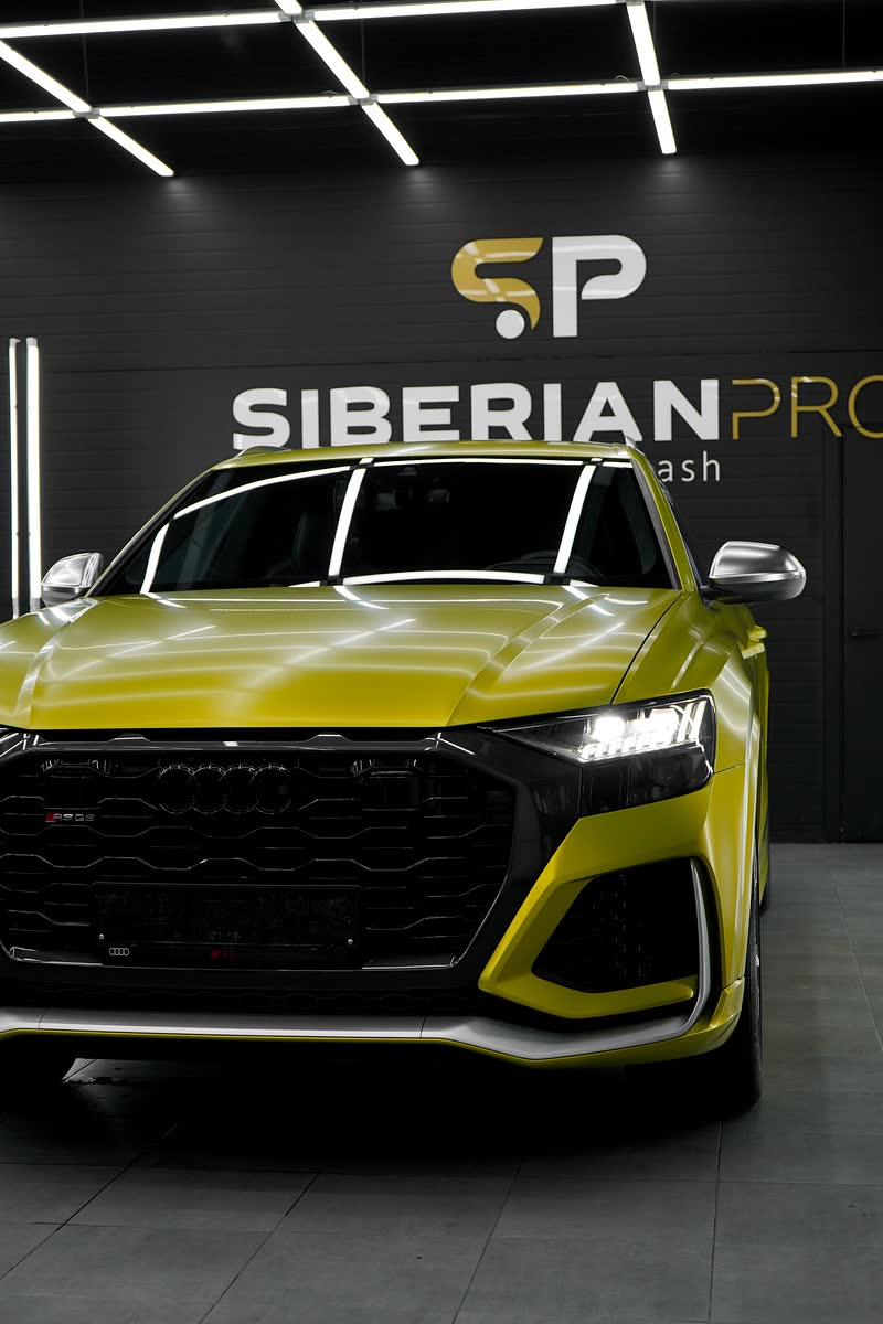 Audi RS Q8 спереди под студийным светом