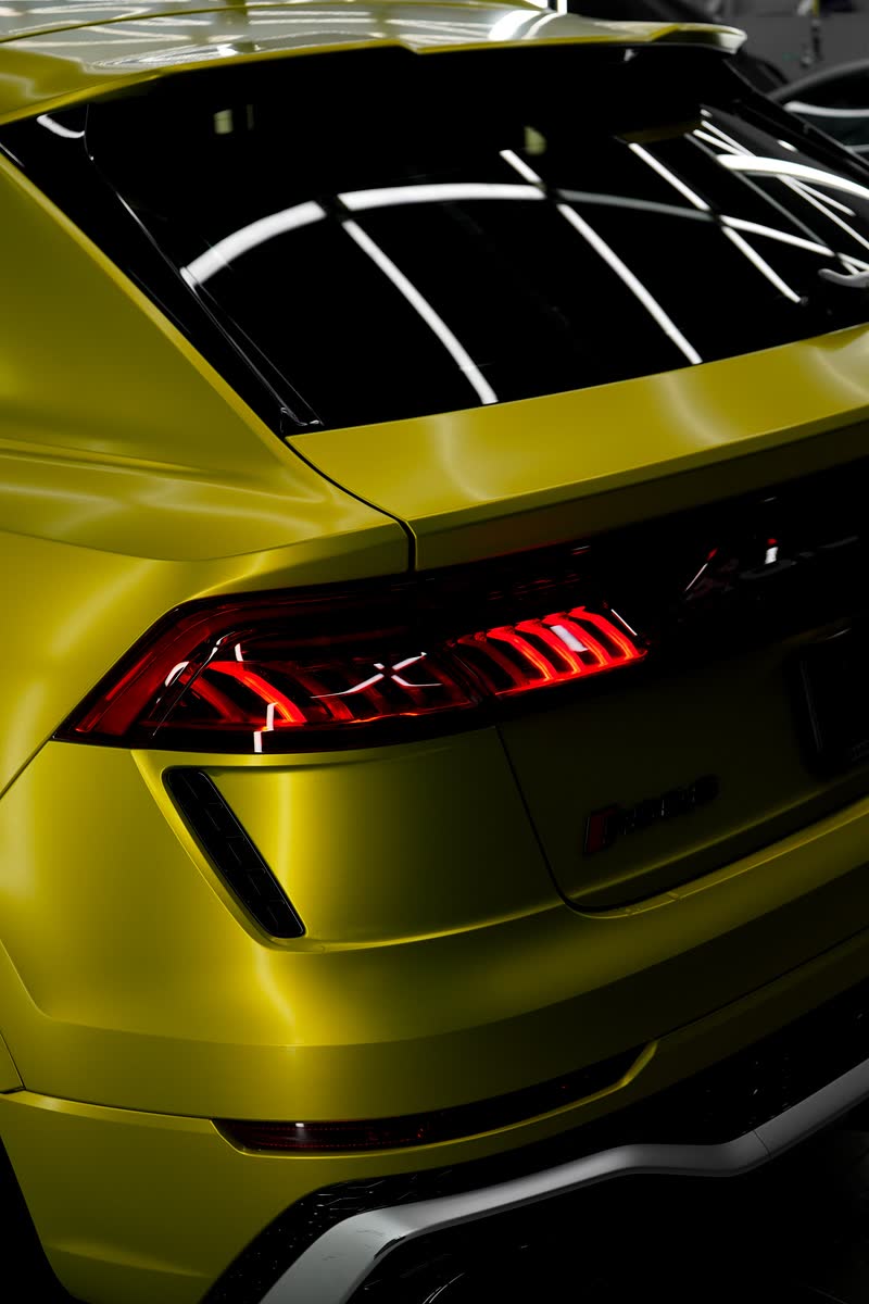 Корма Audi RS Q8 и фонари