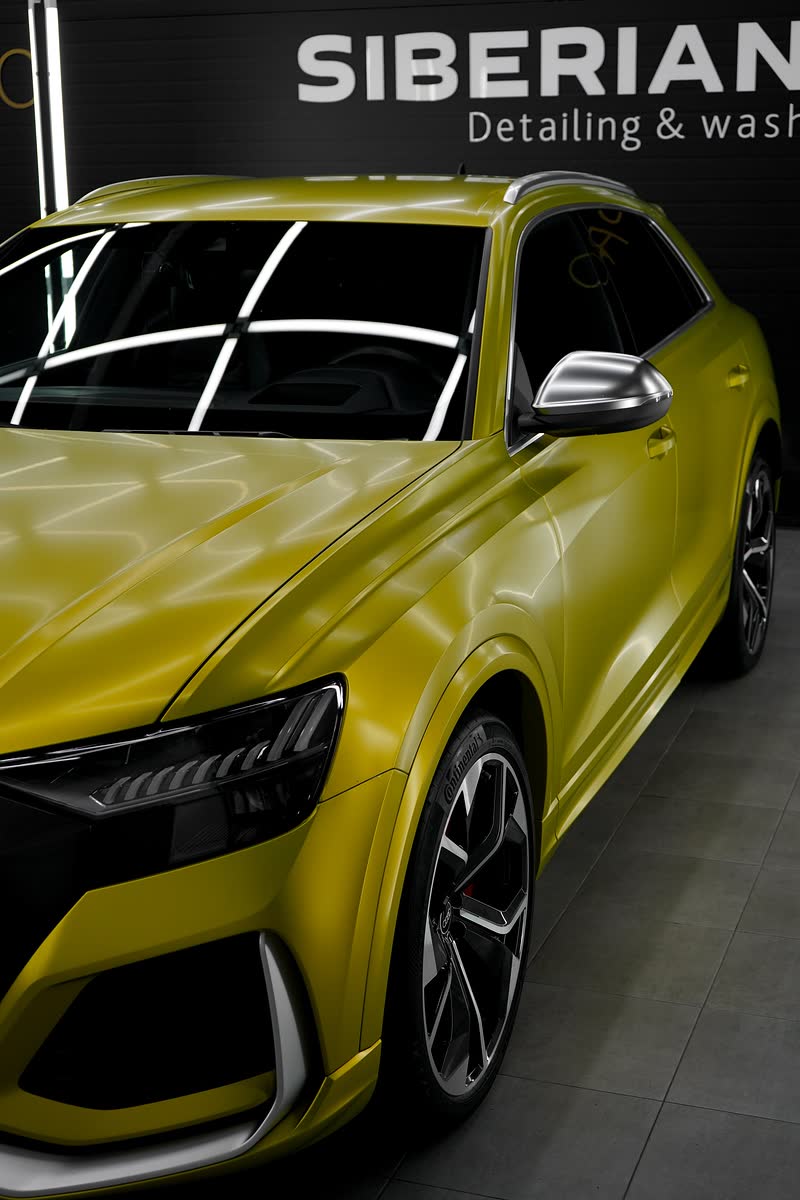 Audi RS Q8 сбоку в студии