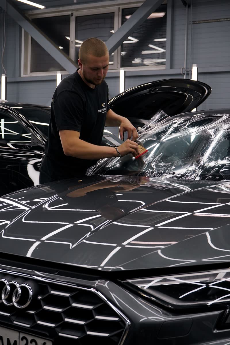 Прозрачная плёнка на капоте Audi