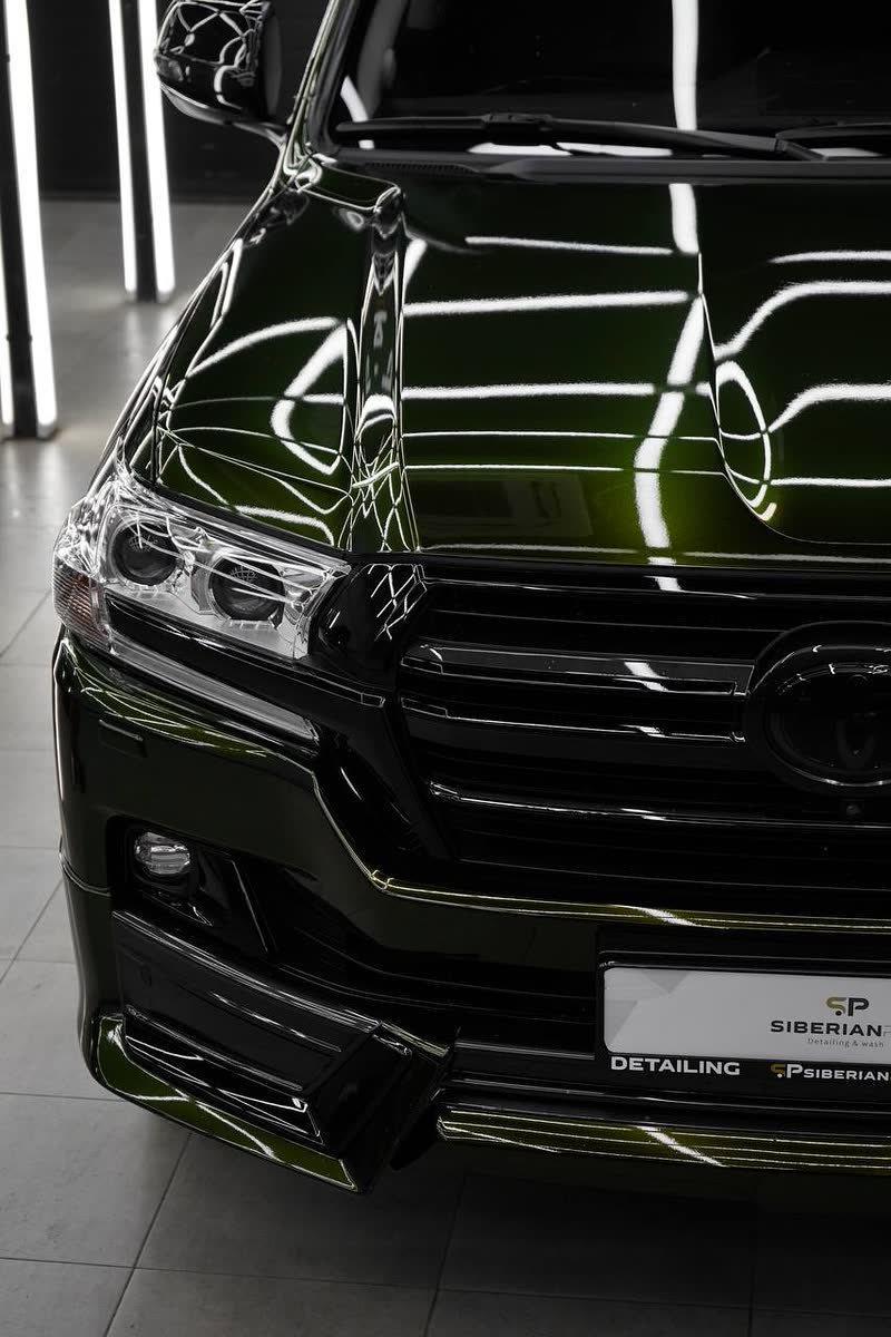 Land Cruiser 200 спереди в отражениях ламп