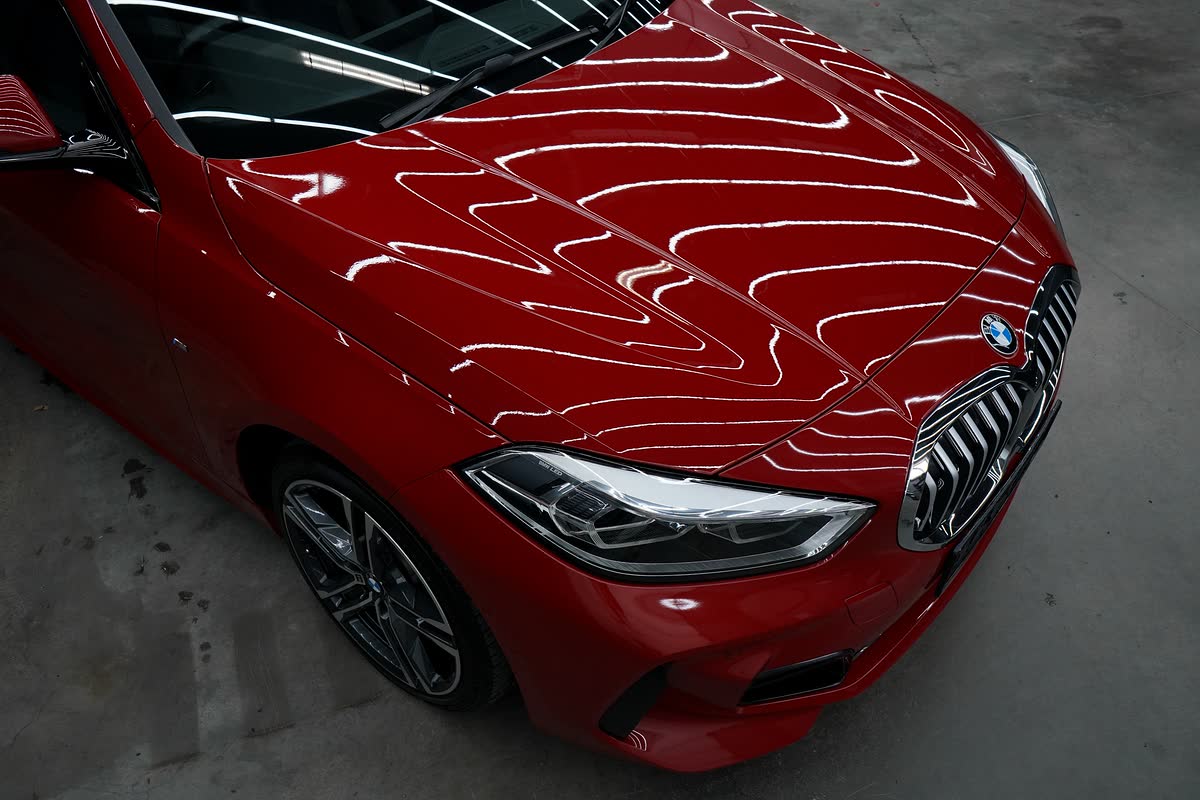 Капот красной BMW в линиях света