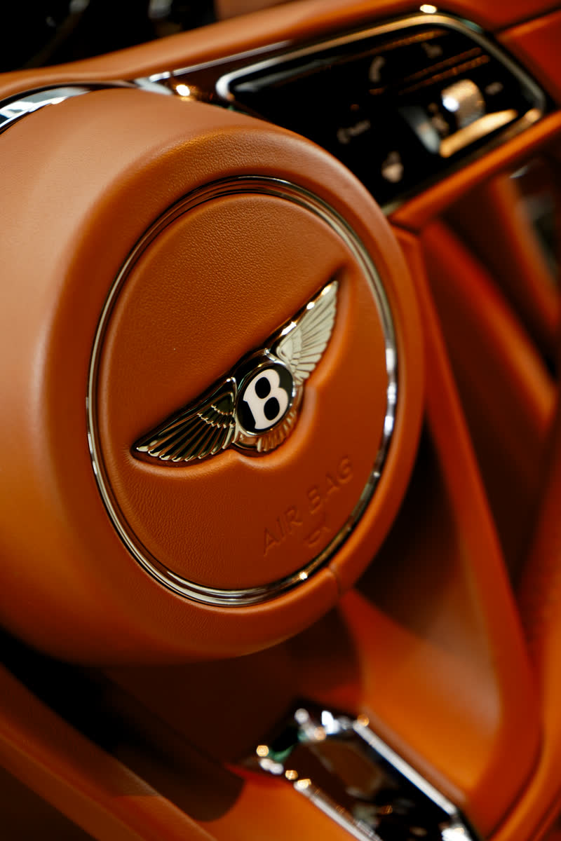 Эмблема на руле Bentley