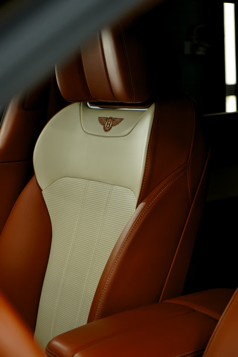 Сиденье Bentley: светлая и оранжевая кожа