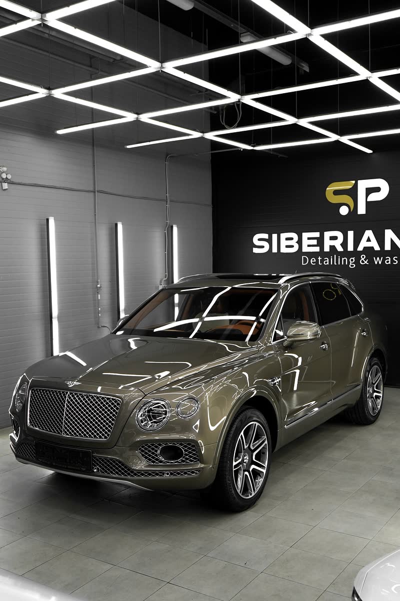 Bentley Bentayga в студии, вид три четверти