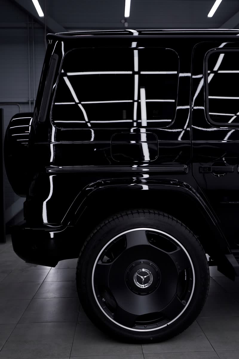 Чёрный Mercedes G-класс: заднее колесо и глянец