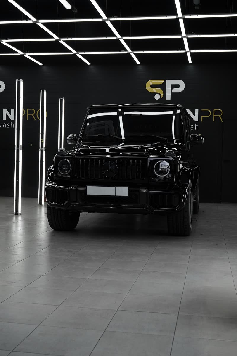 Mercedes G-класс в боксе перед логотипом Siberianpro