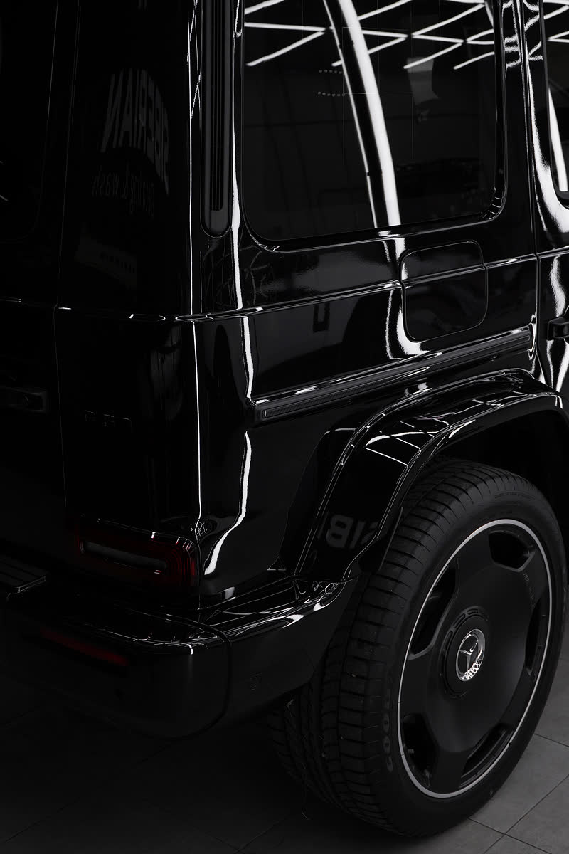 Дверь Mercedes G-класс в отражениях