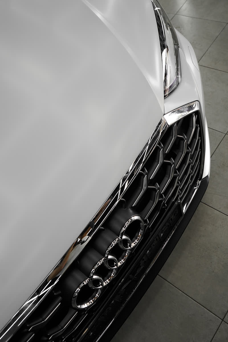 Решётка и фара Audi A8 крупно