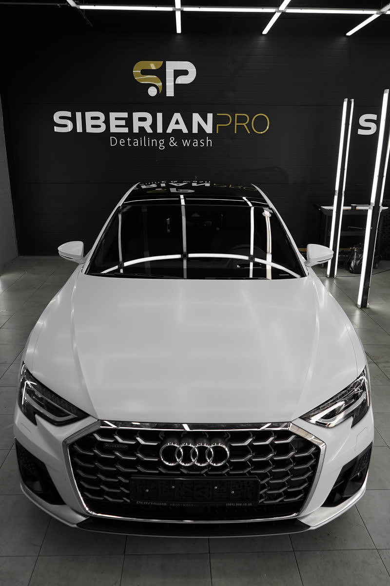 Audi A8 спереди под студийным светом