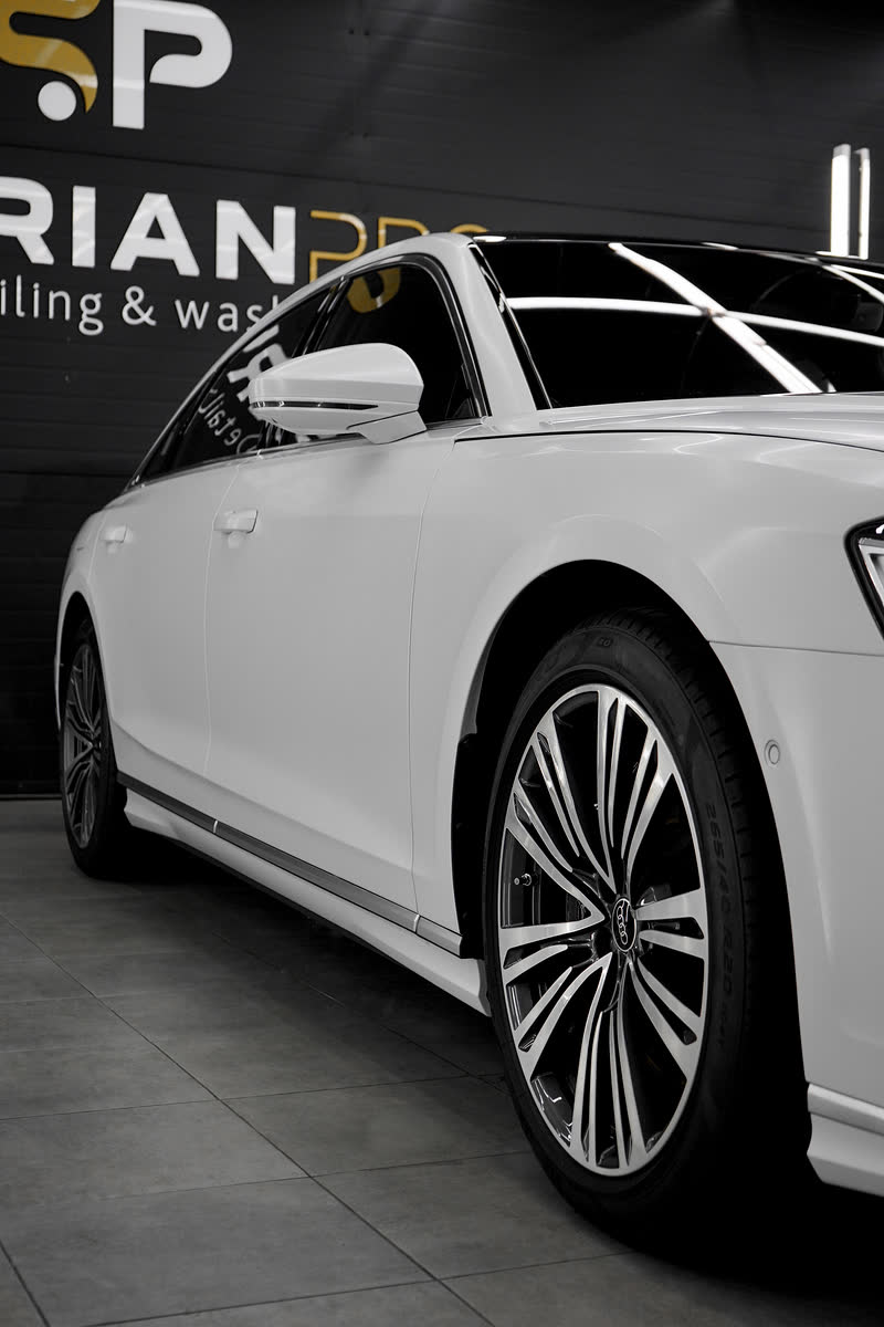 Audi A8 сбоку: фара и колесо
