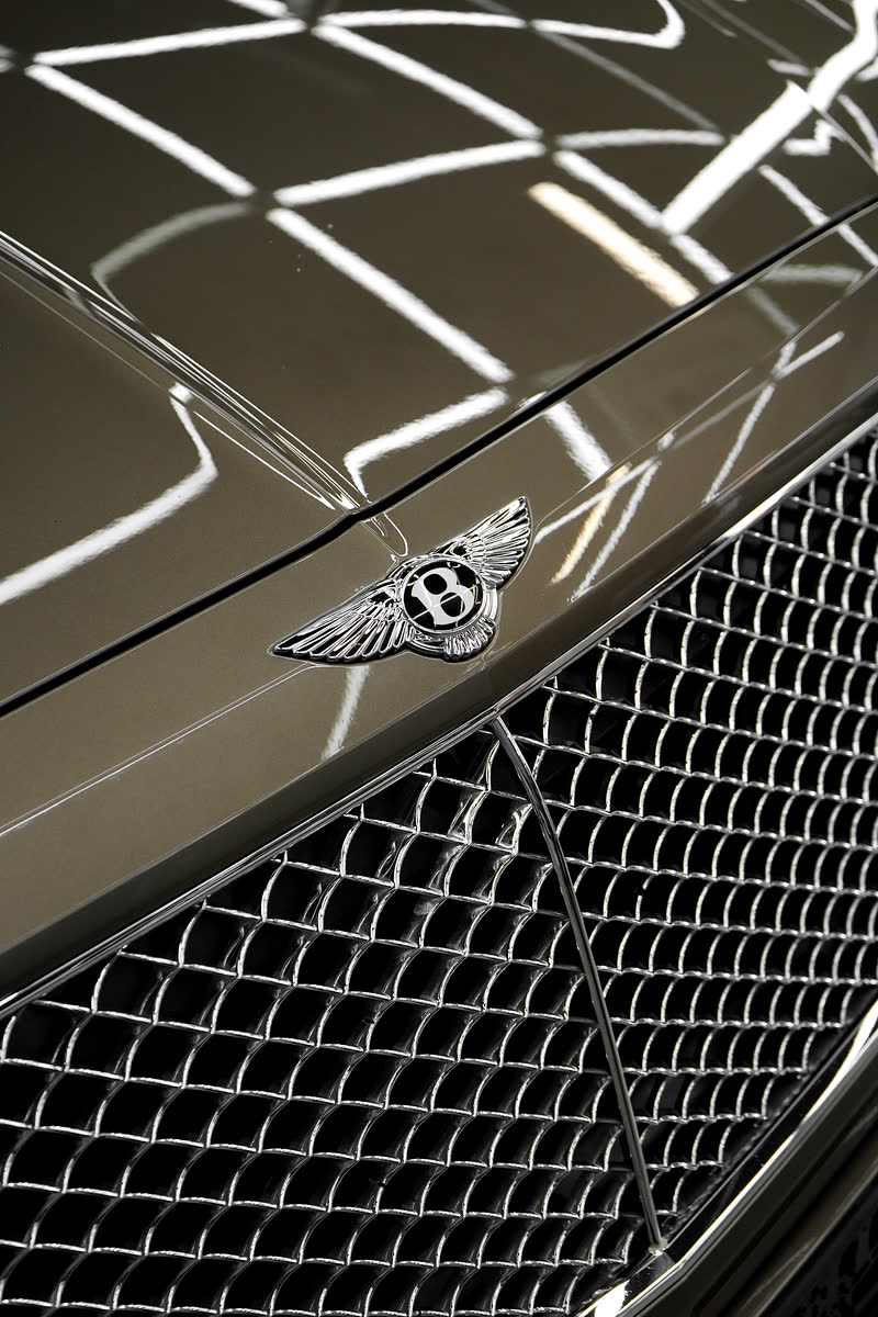 Решётка и эмблема Bentley крупным планом