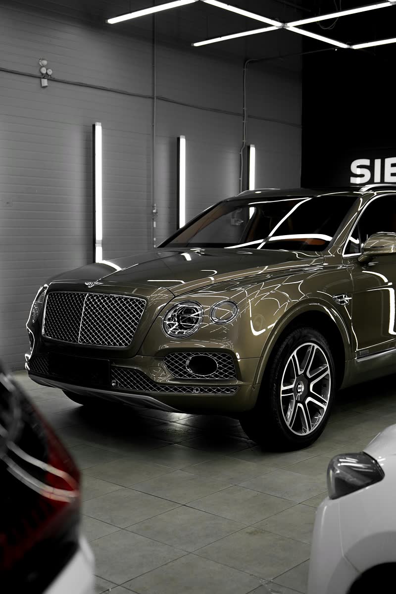Bentley Bentayga в полутени бокса