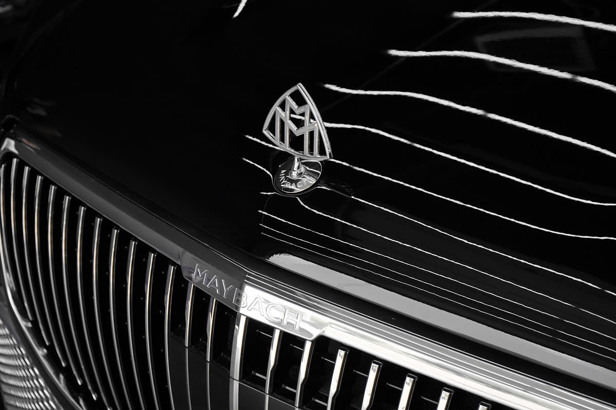 Капот и решётка Maybach: отражения света