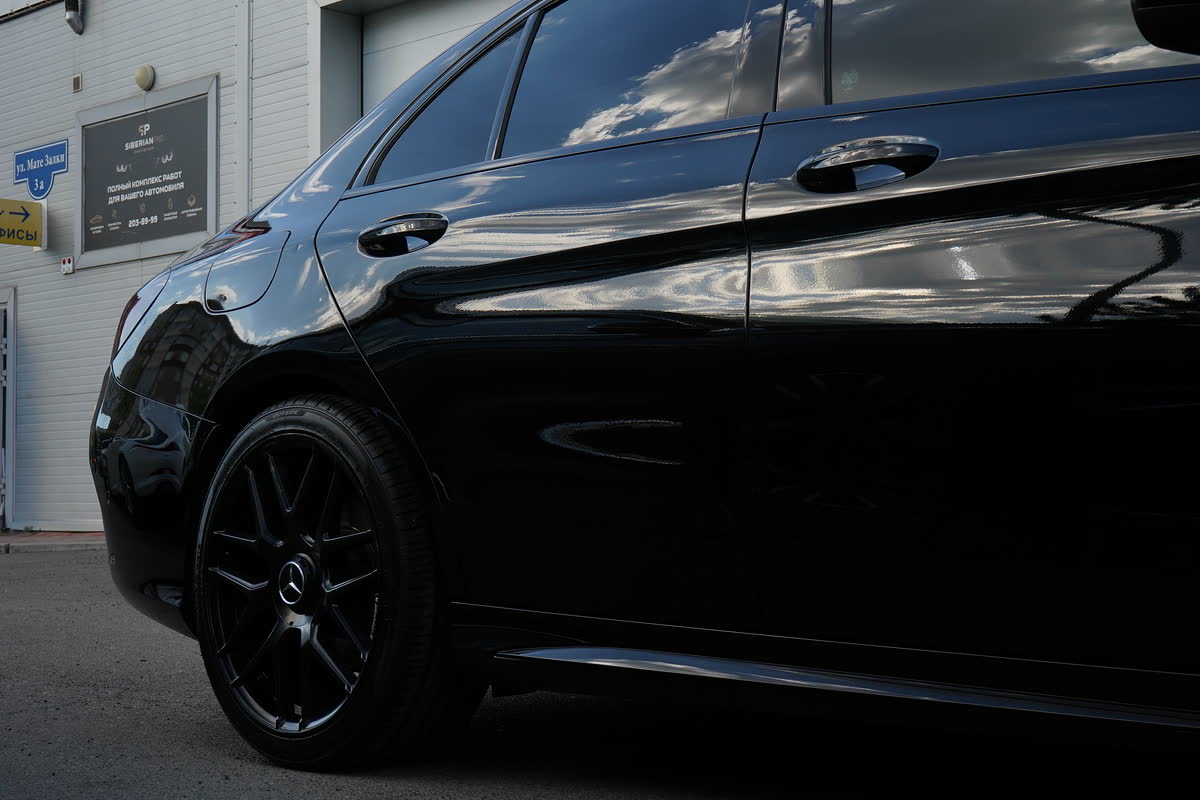 Бок Mercedes C-класс: отражения неба