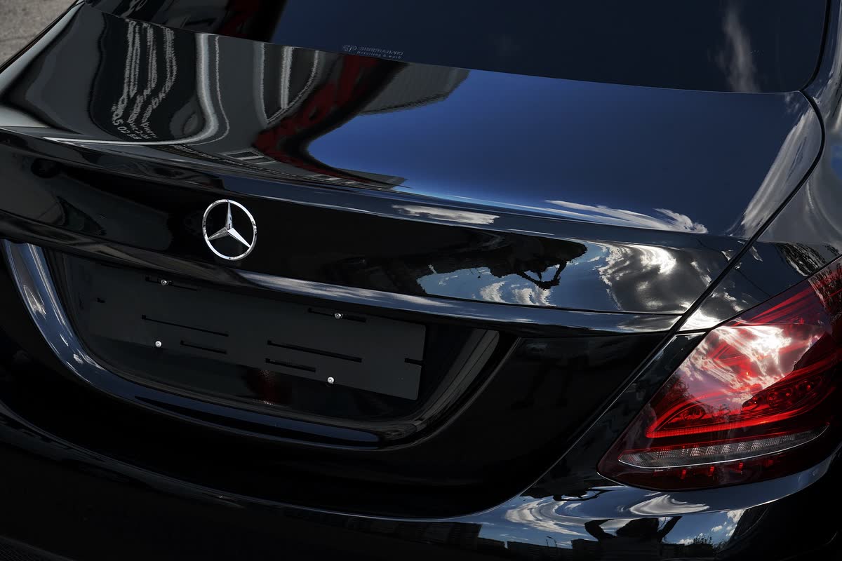Крышка багажника Mercedes в отражениях