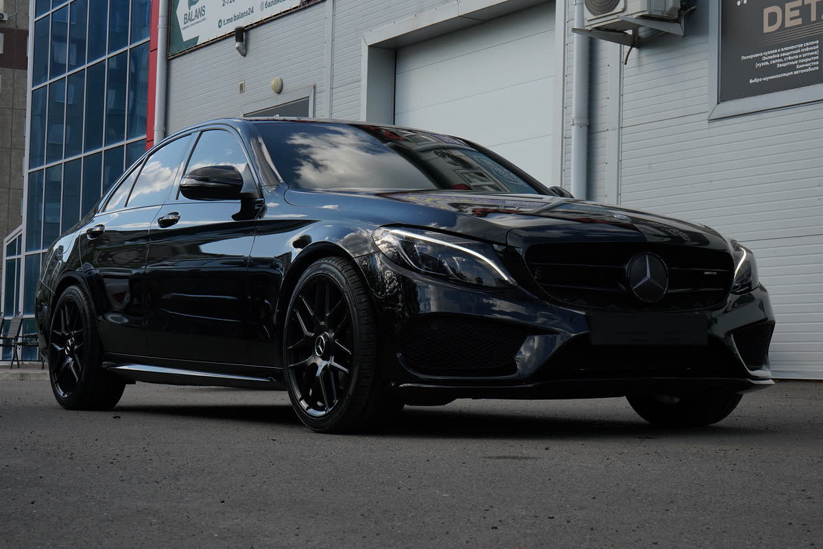 Чёрный Mercedes C-класс у студии