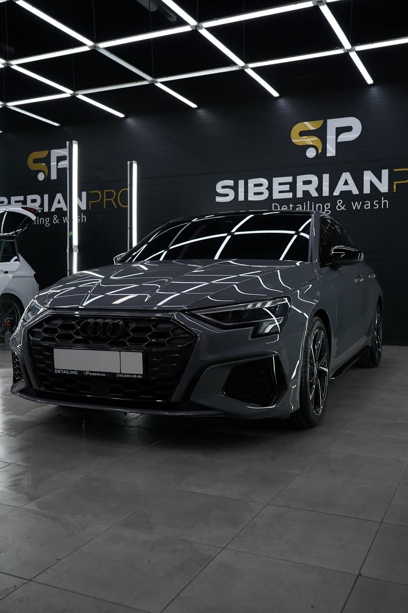 Audi A3 в студии под линейным светом