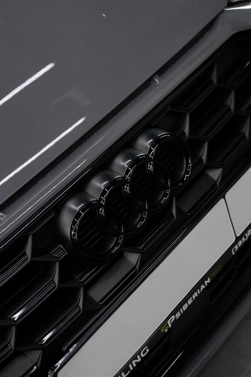 Чёрная решётка Audi крупным планом