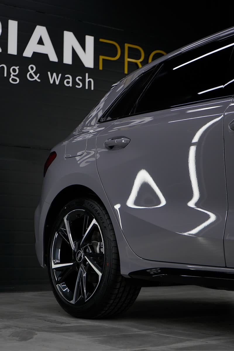 Audi A3 сзади три четверти