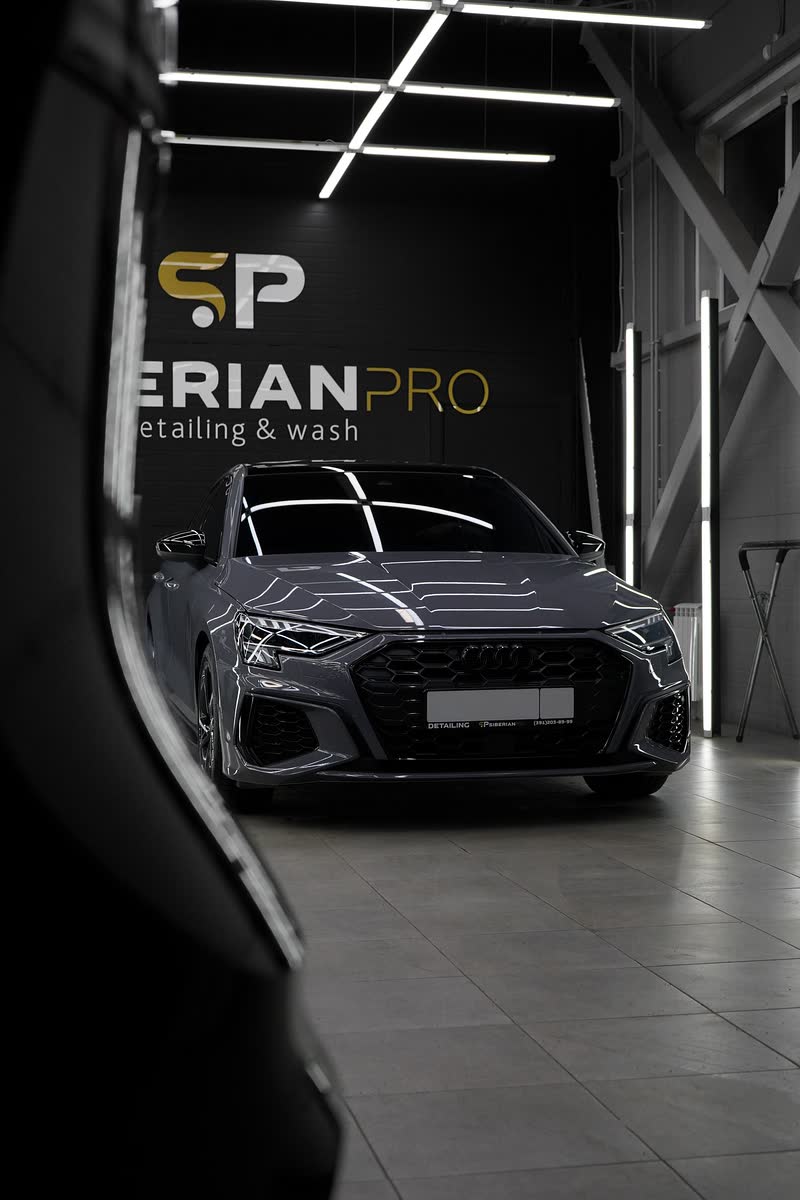Audi A3 в проёме бокса