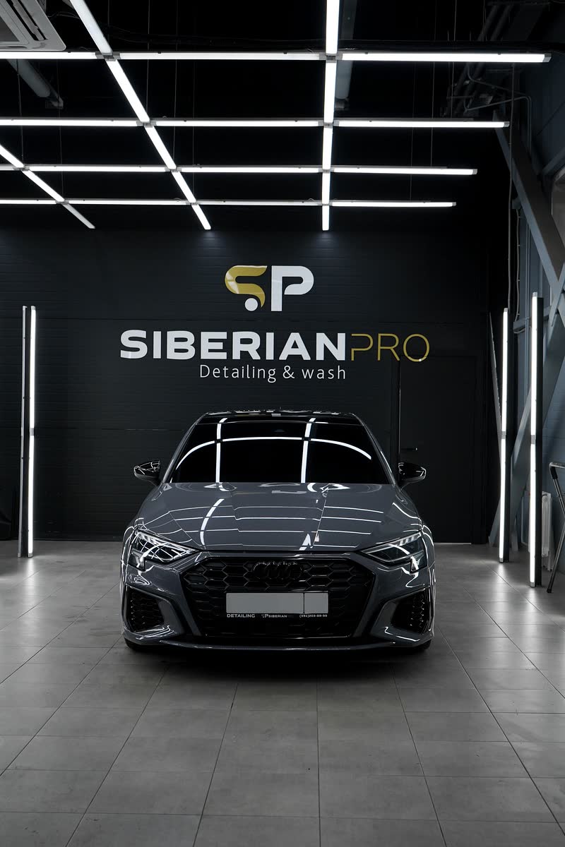 Серая Audi A3 перед логотипом Siberianpro