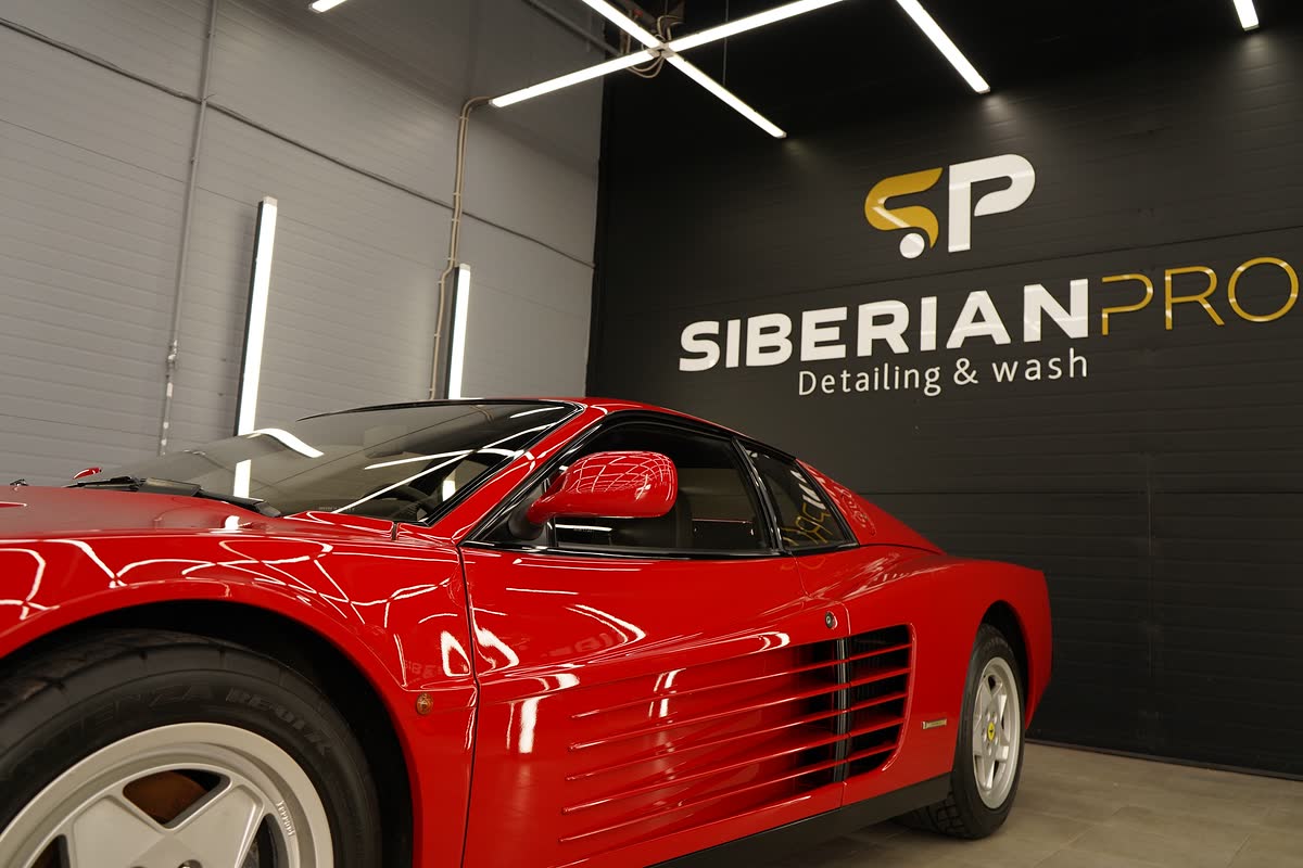 Ferrari Testarossa сбоку под линейным светом