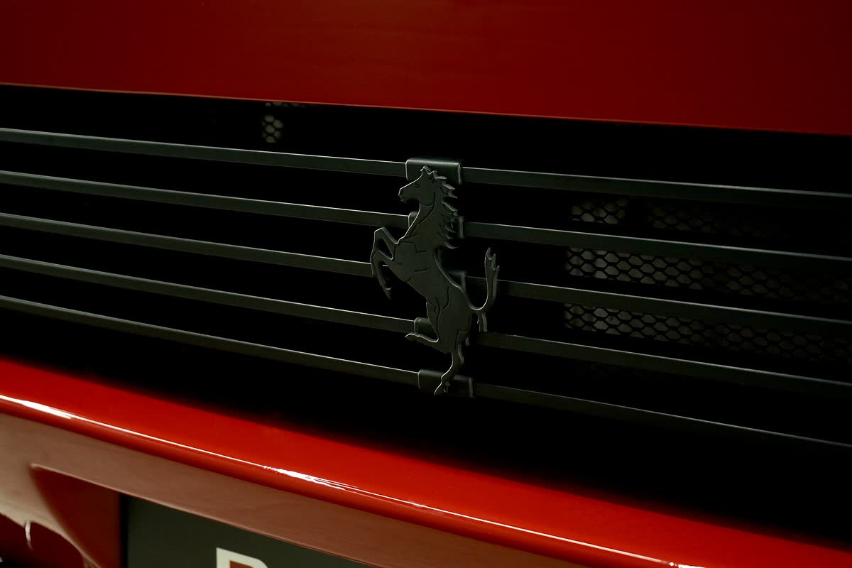 Гарцующий конь на решётке Ferrari Testarossa