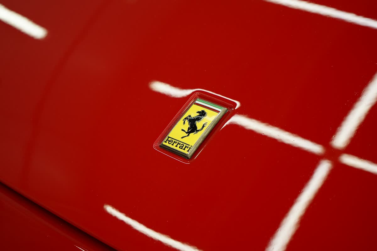 Эмблема Ferrari на крыле Testarossa