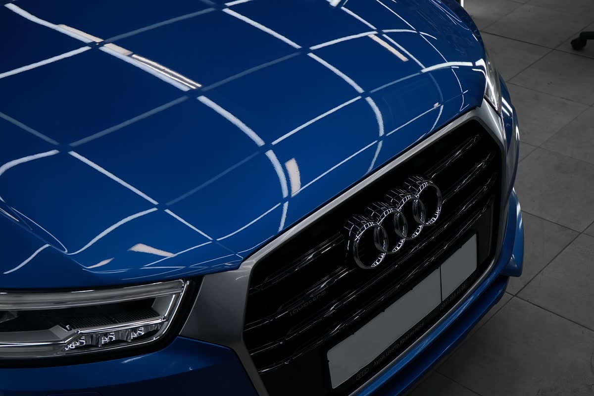Капот и решётка Audi Q3 в отражениях