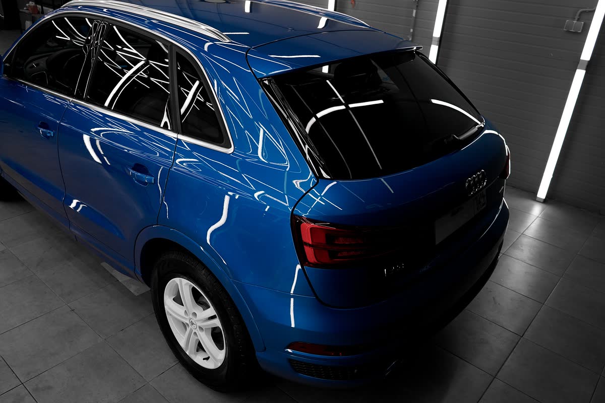 Audi Q3 сзади три четверти