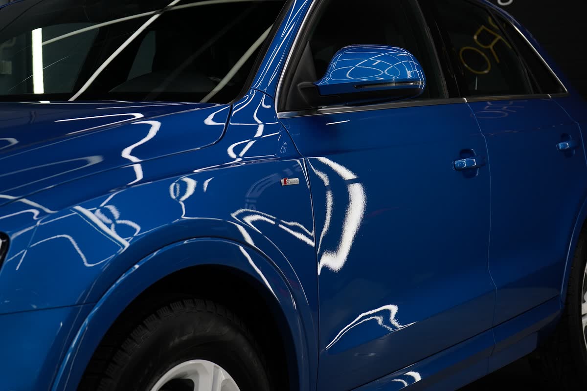 Бок синей Audi Q3