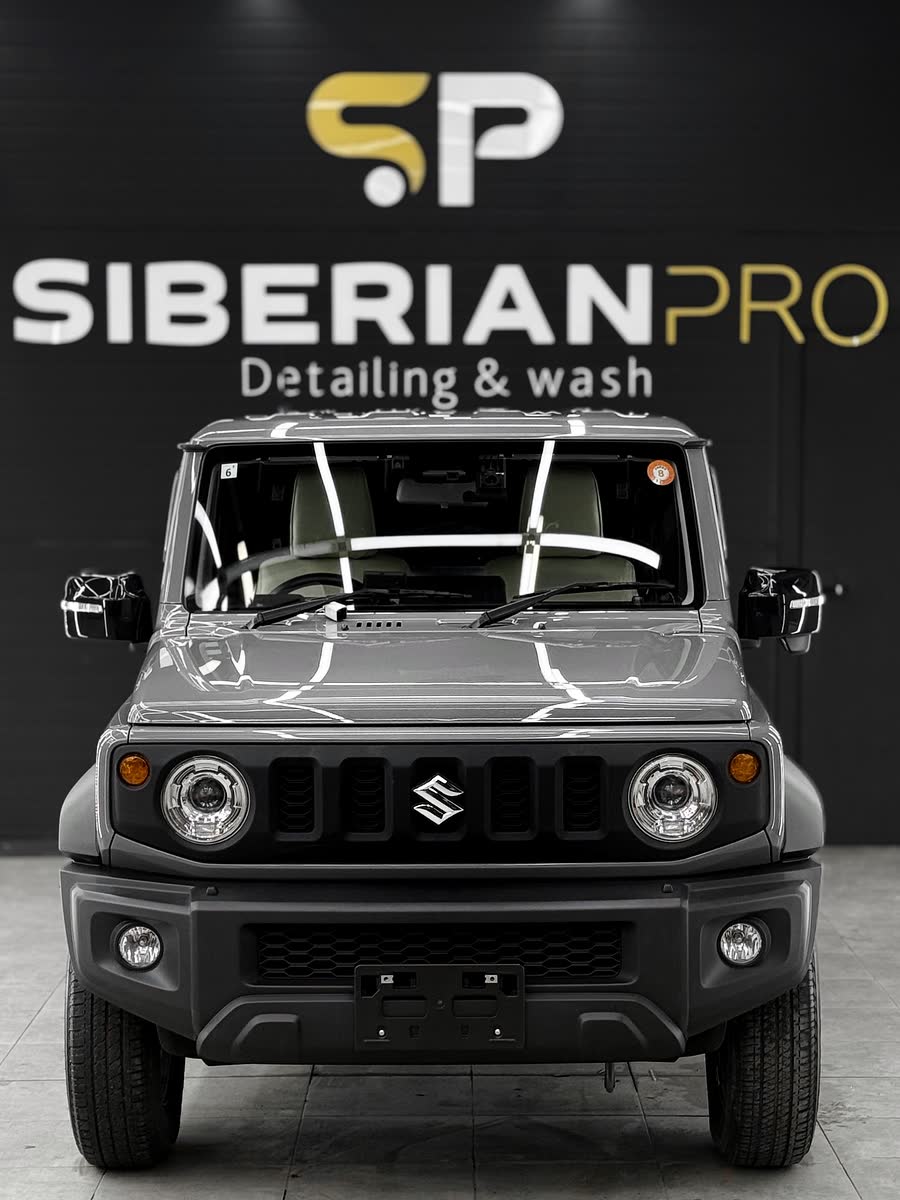 Suzuki Jimny перед стеной с логотипом Siberianpro