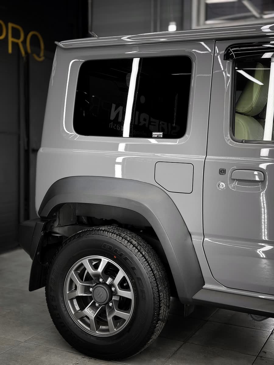 Suzuki Jimny сбоку