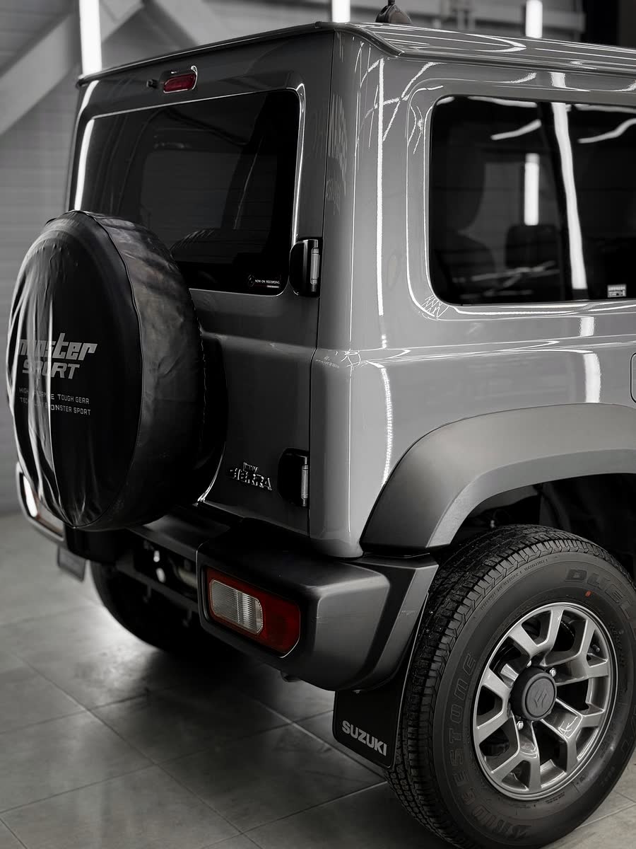 Корма Suzuki Jimny и запасное колесо