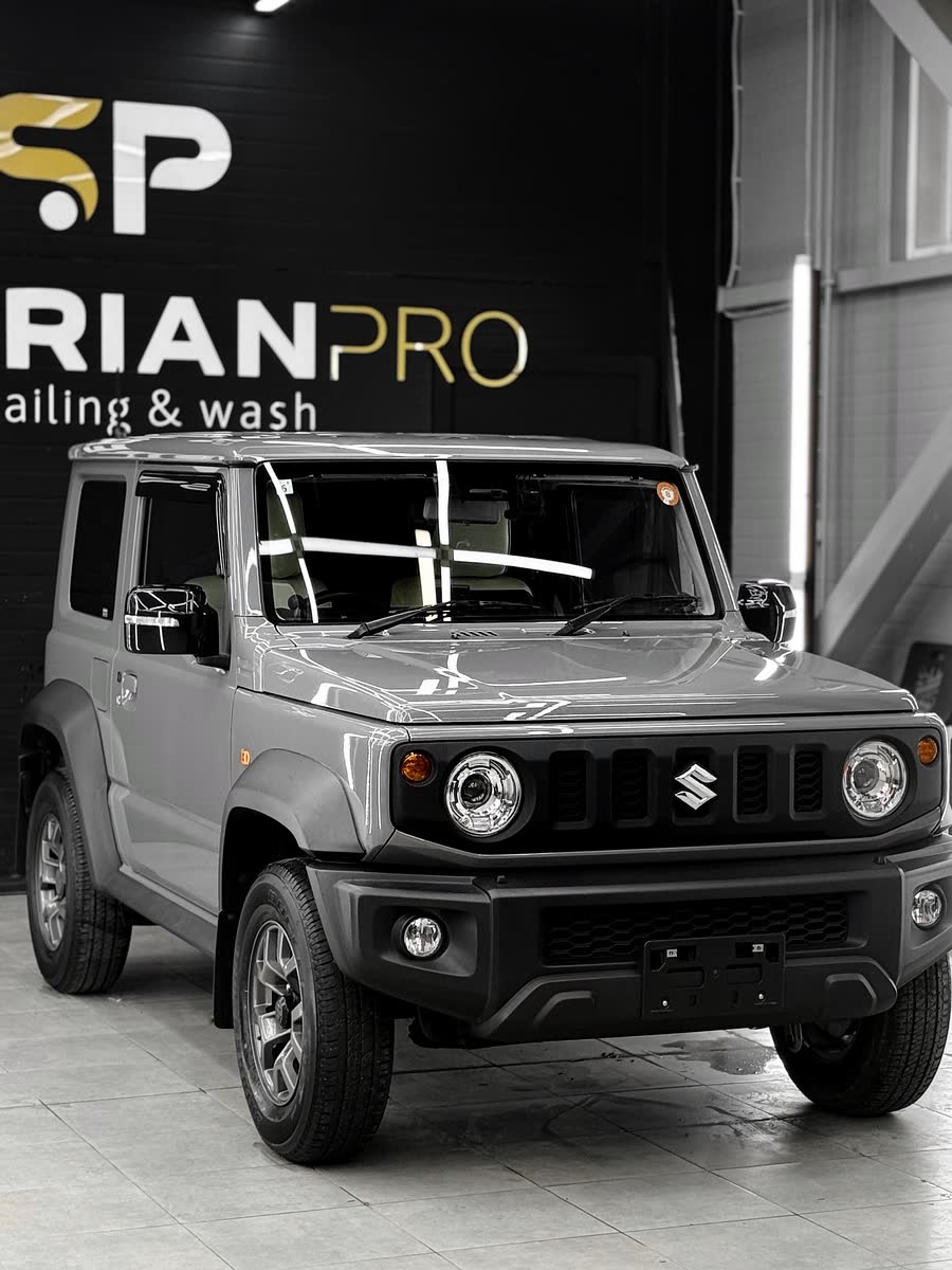 Suzuki Jimny спереди в студии