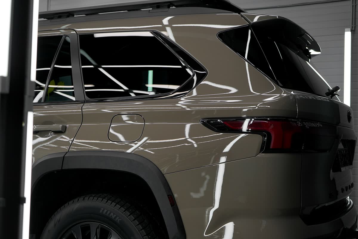 Корма Toyota Sequoia в отражениях