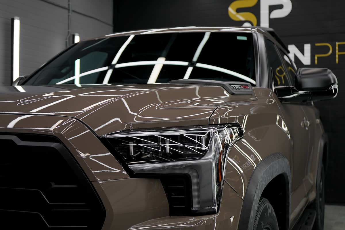 Фара и капот Toyota Sequoia