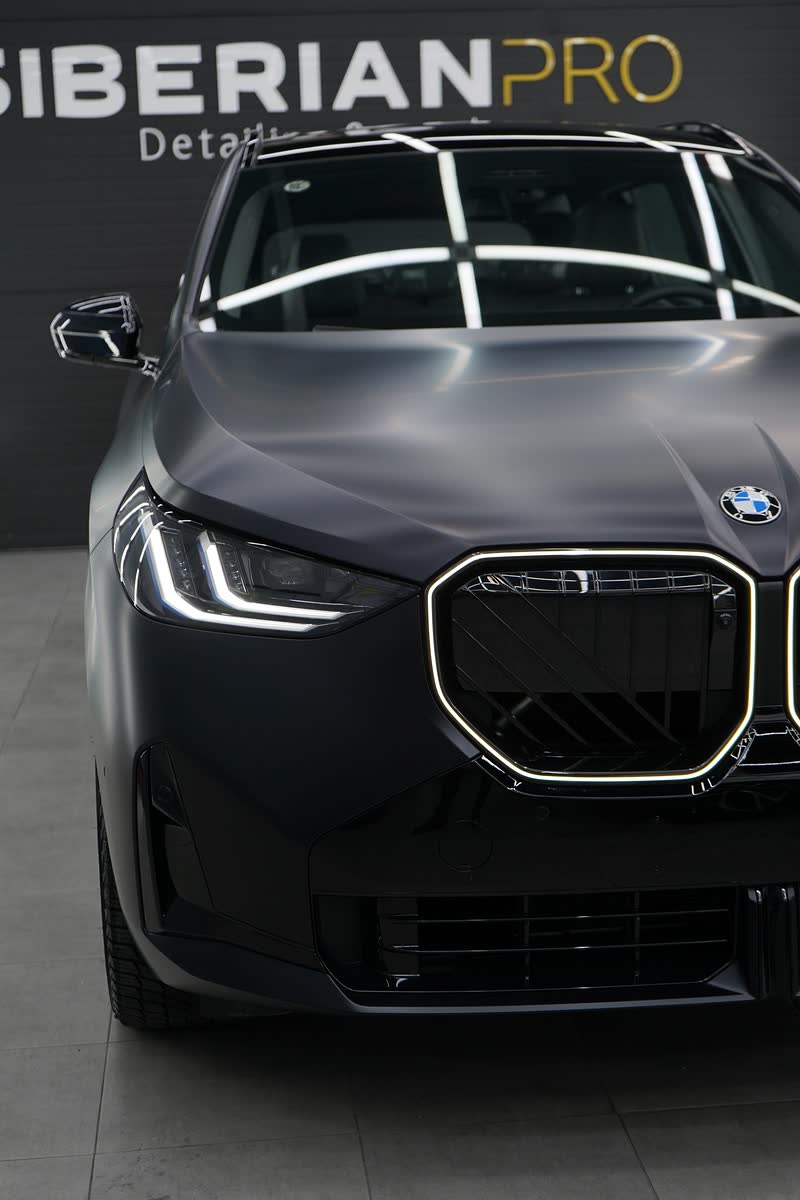 Передок BMW X3: фары и ноздри решётки