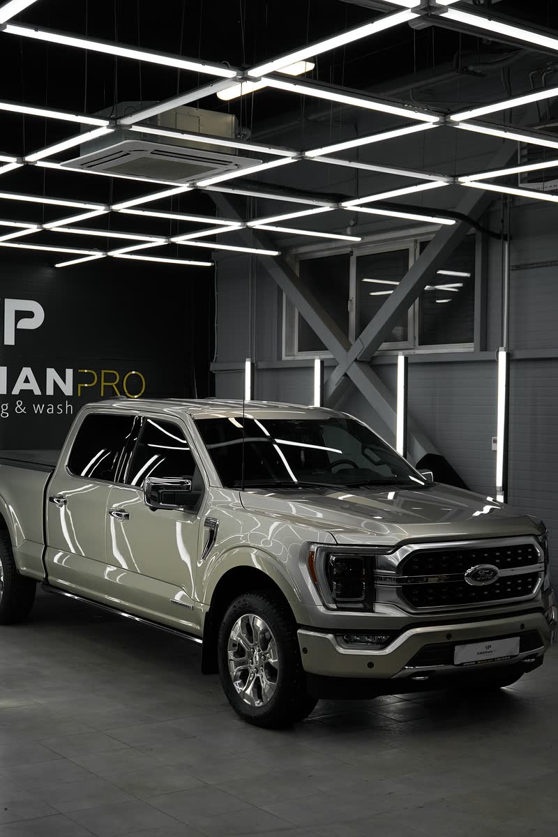 Ford F-150 спереди под линейным светом