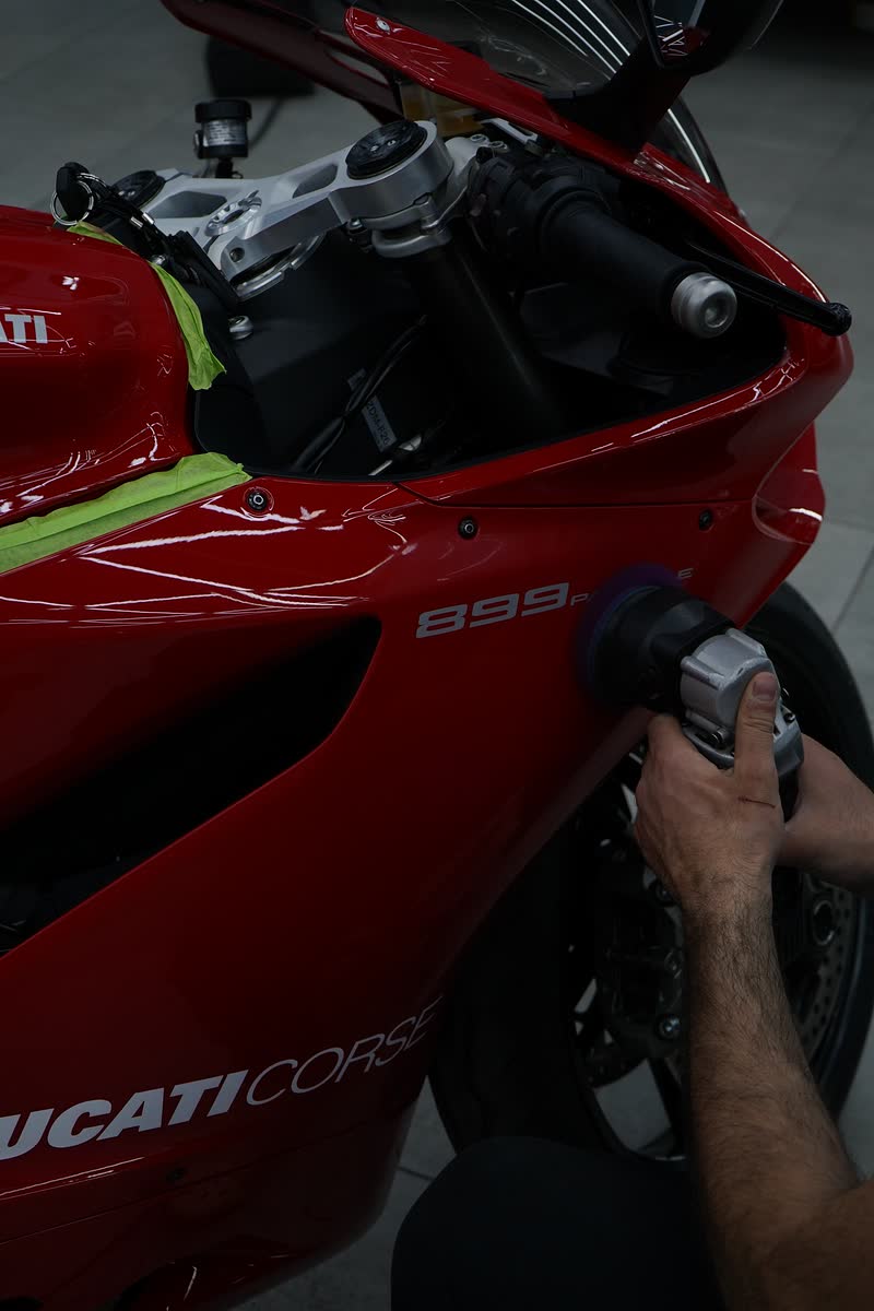 Полировка обтекателя мотоцикла Ducati